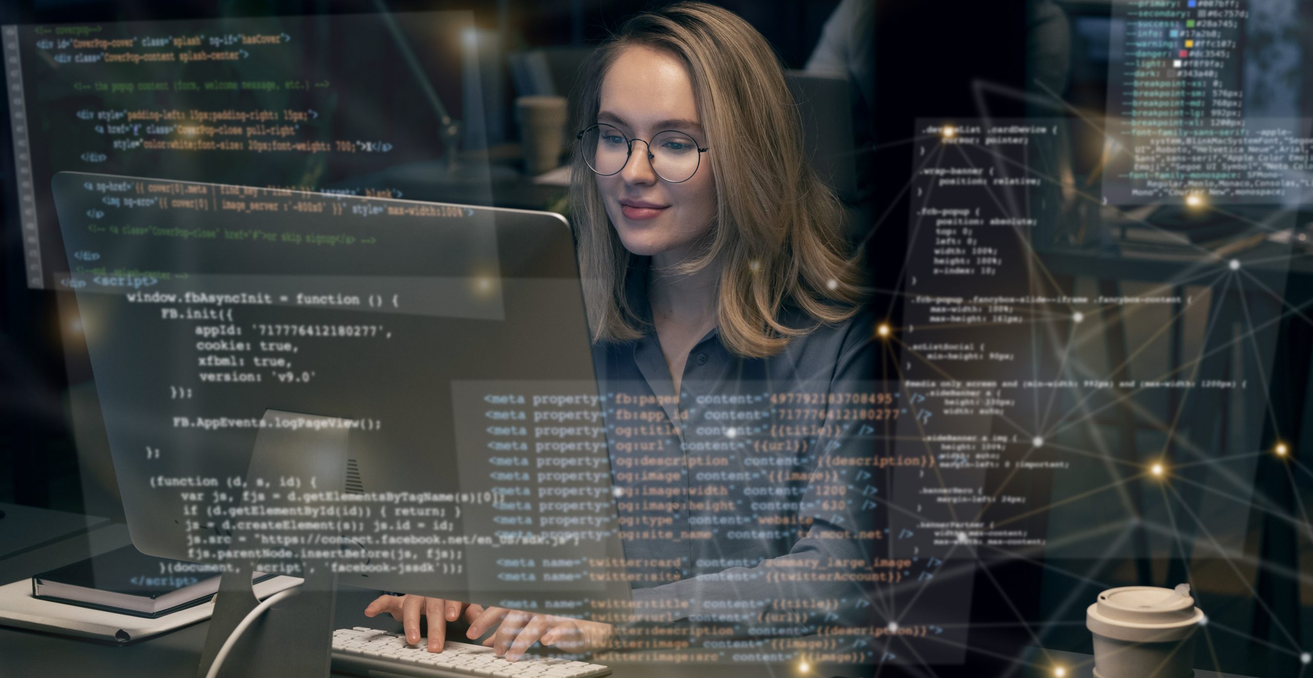 Mulher profissional de TI em escritório digita em um computador. Sobre a imagem, códigos de programação sugerem que ela está trabalhando na implementação de um software BPMS.