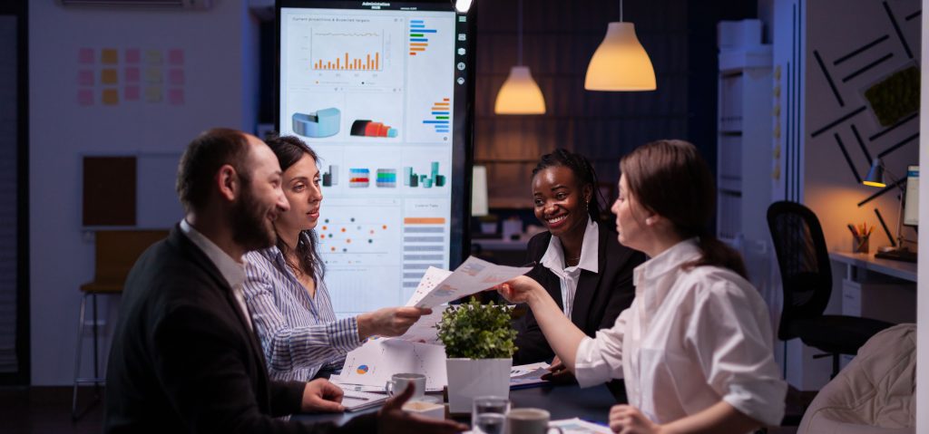 Grupo de pessoas em ambiente empresarial