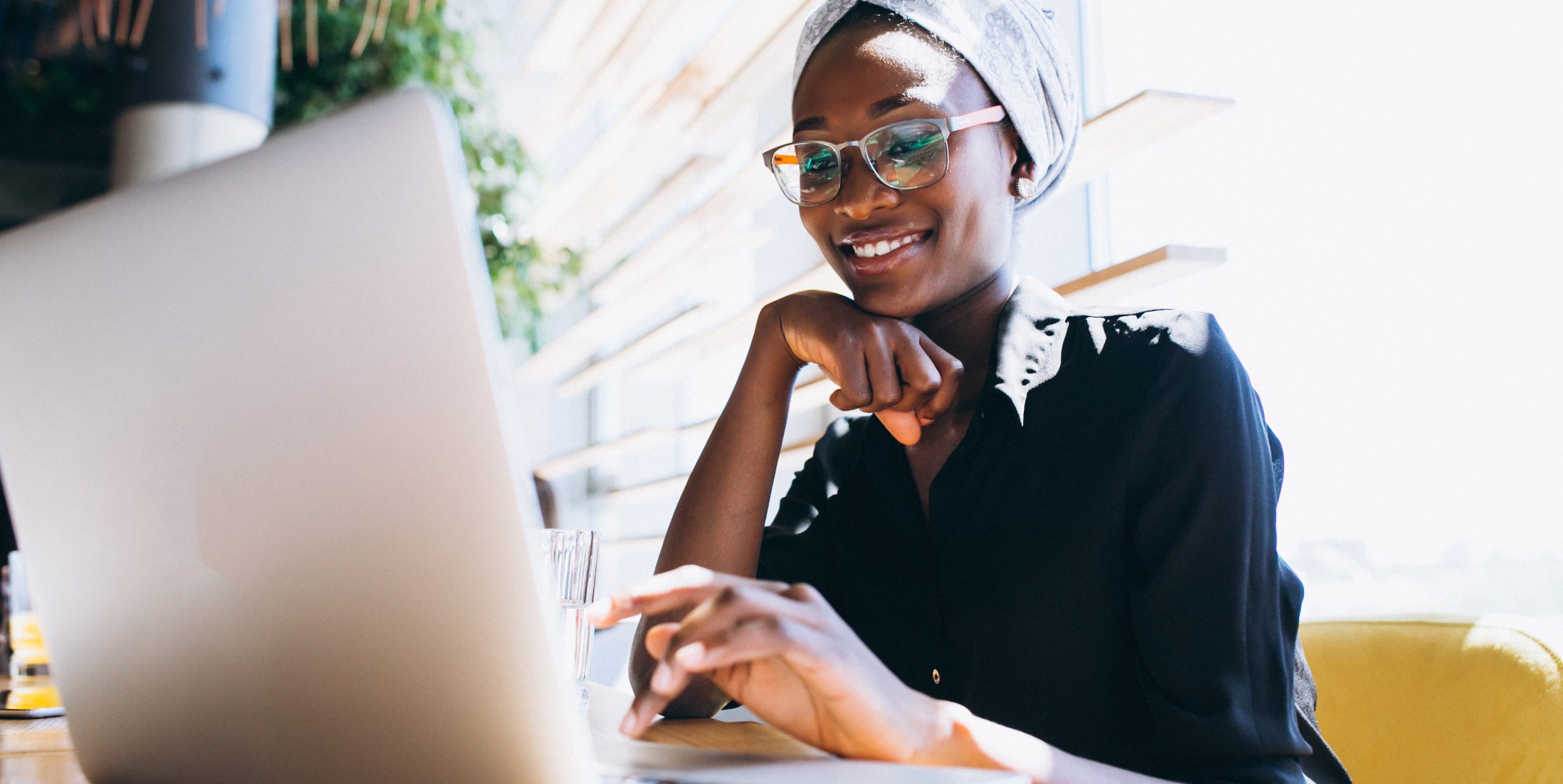 Jovem mulher profissional trabalhando em notebook.