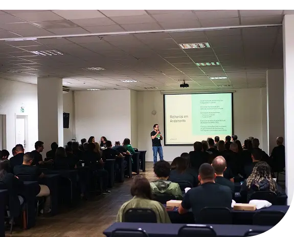 Profissional de gestão de processos dando treinamento para empresa. Arquivar Academy